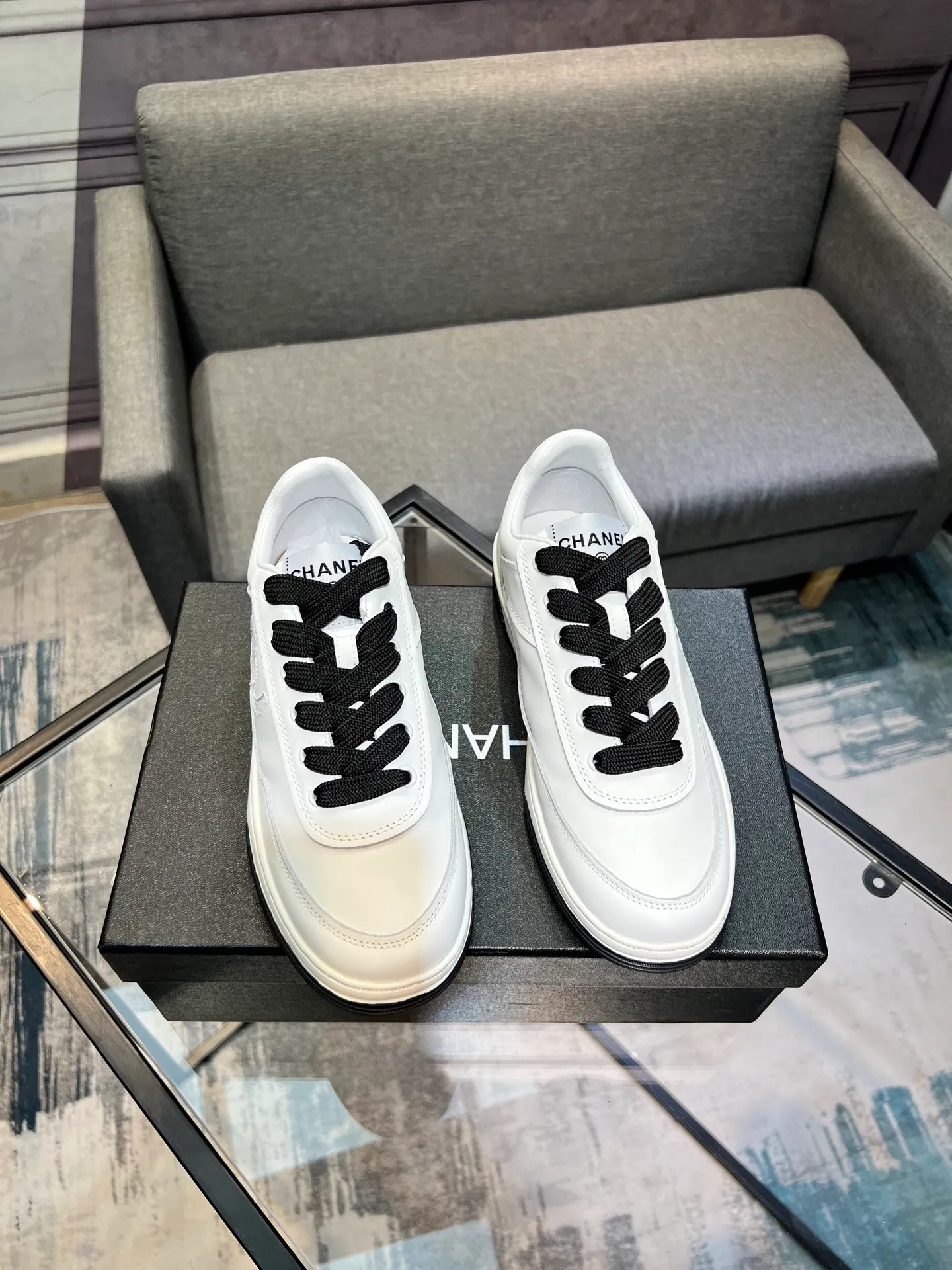 Men's men's shoes 💰620 Exclusive real shot (top version) CHANEL Chanel's new panda sneakers Panda shoes Chanel 2025ss color matching thick-soled casual sports shoes sneakers Counter synchronization The counter is very popular Very difficult to buy a shoe The most popular thick-soled panda shoes on the Internet It is obvious that Xiaoxiang control cannot miss it Simple and versatile white shoes that have both good looks and comfort Thick sole increases height, is super versatile and can be worn with eyes closed😍 Whoever wears it will look better. Upper: calfskin. Lining: imported sheepskin lining. Outsole: TPU original outsole. Size: 35-44 (41 for women, 40 for men, custom made).